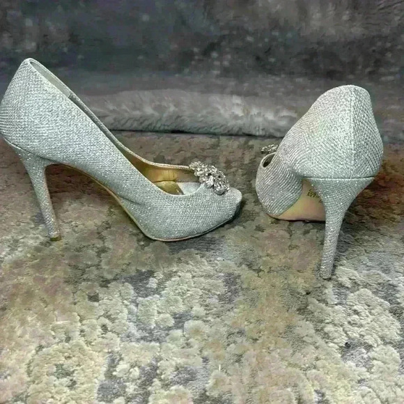 Belle Badgley Mischka Open Toe Silver Rhinestone Broach Heels - size 5.5 - Picture 5 of 6